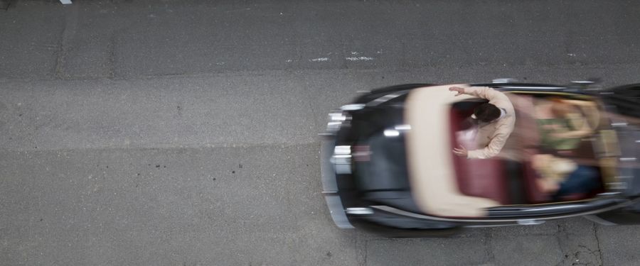 Un coche pasa a través de un fantasma