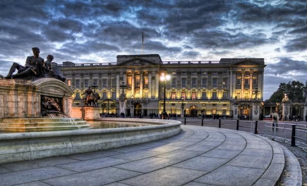 Buckingham Palace

The current residence of the British Royal family is also not deprived of attention of the ghosts. And, ironically, not their distant ancestors, and the people who once worked here. Former Secretary of Edward VII, who committed suicide because of a ruined reputation, and the founder of the hospital for lepers, on the spot where once was built Buckingham Palace. Ghosts, however, the life of the Royal family do not interfere.
Translated by «Yandex.Translator»