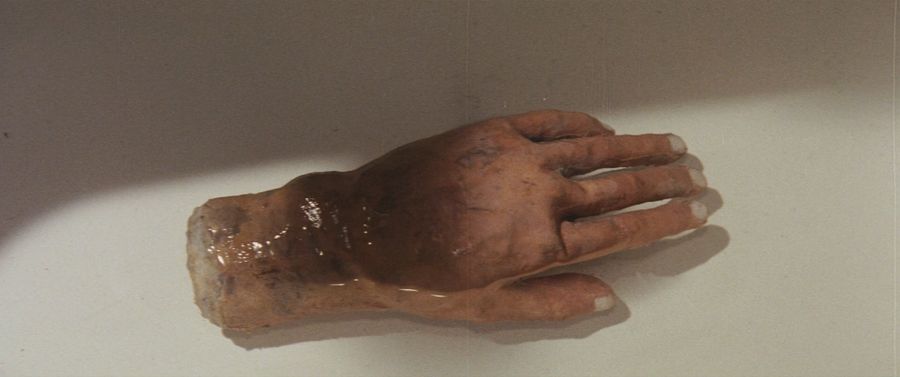 La mano arrancada del monstruo de Frankenstein en una solución de proteínas nutritivas