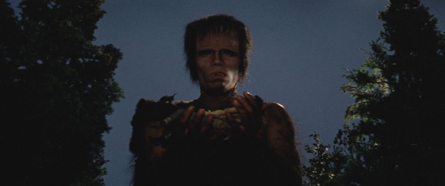 El monstruo de Frankenstein sostiene a un hombre en sus manos