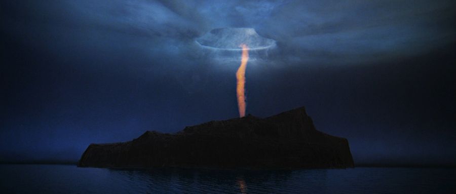 Portal al mundo paralelo en el cielo sobre el Arca de la Alianza