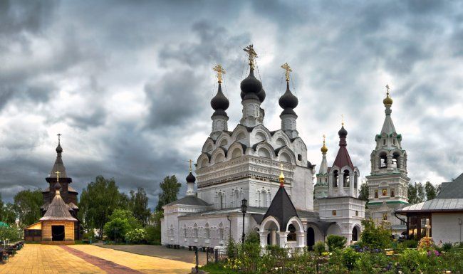 El monasterio de la trinidad
Traducido del servicio de «Yandex.Traductor»