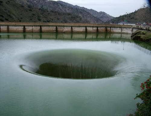 El drenaje de la presa es el tubo (a veces de puerta de enlace), que está diseñado para controlar el nivel del agua alrededor de la presa. Hay de diferentes diámetros y formas (por ejemplo, un círculo o un cuadrado).
Traducido del servicio de «Yandex.Traductor»