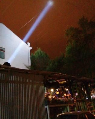 On the roof of one of the cafes in the centre of Khabarovsk mounted spotlight, which gives to the sky a powerful pillar of light.
Translated by «Yandex.Translator»