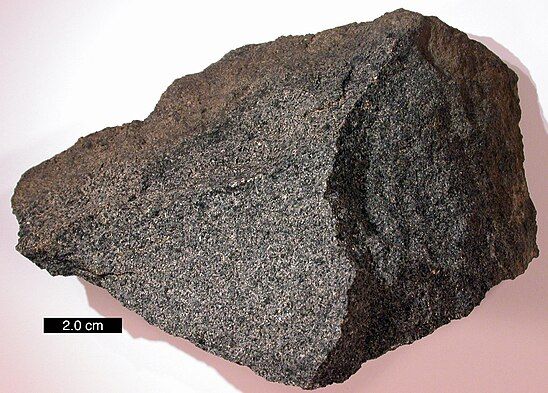 Foto ilustrativaGbbro (italiano gabbro es una roca ígnea plutónica de composición básica, de rango normal de alcalinidad, de la familia de los gabbroides.
