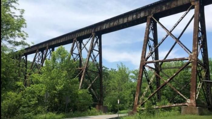 Viaducto en la autopista Pope Lick Road en Фишервилле, en las afueras de louisville, estado de kentucky.
Traducido del servicio de «Yandex.Traductor»