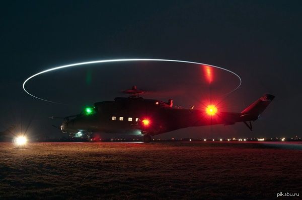 Un helicóptero de la noche.

Vale la pena prestar atención a un equipo de iluminación en лопостях, en particular en el círculo formado por encender las luces durante el vuelo. Normalmente, estas luces se usa sólo cuando se acerque a el aeropuerto antes de embarcar, pero a veces se pueden incluir en un vuelo normal.

Si se mira en un helicóptero de la tierra, se crea la impresión de circular o elíptico, de un objeto blanco (cuando селых lámparas en лопостях) o azul (en azul fluorescente para el uso de instrumentos de noche видениyo) el color de las luces parpadeantes en la parte central.

Esta sensación aumenta cuando el helicóptero vuela en la niebla o las nubes.
Traducido del servicio de «Yandex.Traductor»