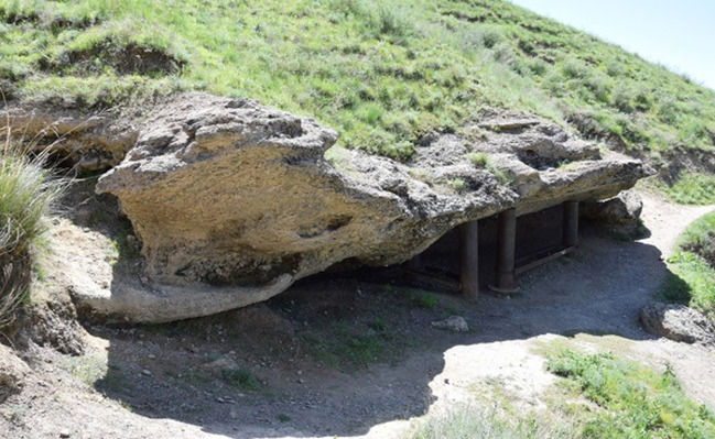 Унгуртас

Esta montaña, situada en el barrio del mismo nombre de la localidad, a 100 km de alma-Ata, consideran que "el lugar de la fuerza". Los investigadores registraron un saliente de ella un poderoso flujo de energía. Según la leyenda, fue en este punto se unen el cielo y la tierra. Por lo tanto, Унгуртас a veces se llama "пупом de la tierra".

Dicen quienes han visitado por primera vez, aquí no pueden estar en la zona de acción de la radiación de más de 15 minutos: comienzan dolor de cabeza, debilidad y otros síntomas de malestar general. Pero para volver a visitar sólo la suma de las fuerzas. Muchos creen que Унгуртас limpia el cuerpo, cura de enfermedades, para la carga de la energía de la persona...
Traducido del servicio de «Yandex.Traductor»