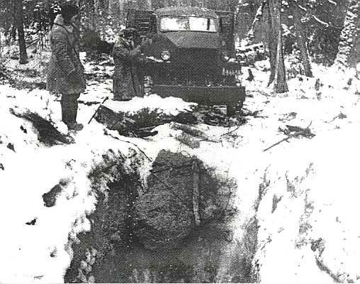 Sappers pull out of the crater crater the largest fragment of the Sikhote-Alin meteorite weighing 1745 kg. Photo from 1950.