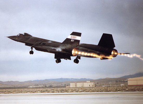 Диски Маха в выхлопе реактивного двигателя SR-71 Blackbird во время взлета
