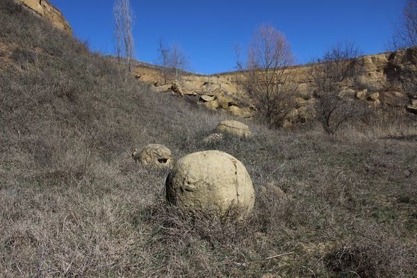 В Белогорском районе Крыма, недалеко от села Крымская Роза, можно встретить несколько шарообразных камней диаметром около одного метра
