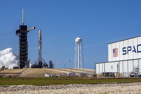 The Falcon 9 launch vehicle is installed on the launch padPhoto from the site twitter.com/spacex