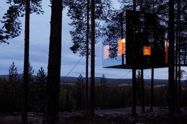 Шведский отель "Treehotel", расположенный в лесах северной части страны, состоит из нескольких отдельных домиков, укрепленных на дереве. Один из домиков-номеров, получивший название Mirrorcube, представляет собой сделанный из алюминиевой структуры куб размером 4х4х4 метра, покрытый снаружи зеркальными панелями. Чтобы птицы не сталкивались со стенами куба, они покрыты специальной инфракрасной пленкой, невидимой для человека, но заметной для птиц.
