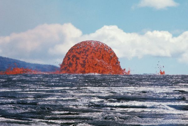 The eruption of Kilauea in 1969.

Dome lava fountain.
Translated by «Yandex.Translator»