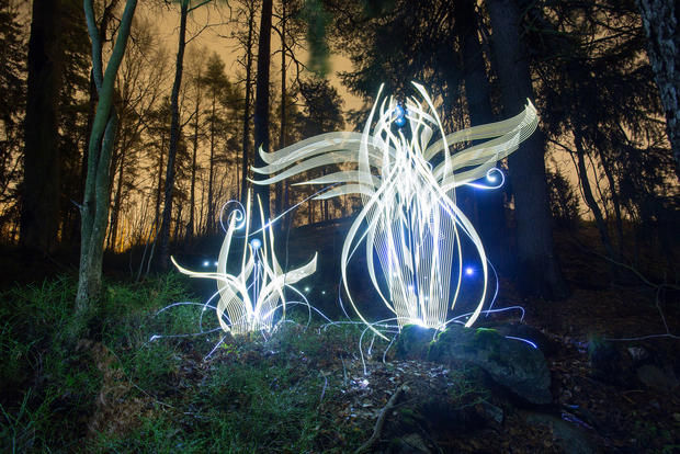 En su trabajo Хутамо utiliza la tecnología de la larga exposición. La esencia de su trabajo en la fotografía en la oscuridad fuentes de luz en movimiento. Según el fotógrafo, la oscuridad es un lienzo que se pinta con luz.
Traducido del servicio de «Yandex.Traductor»