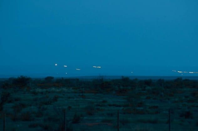 Foto: Jody WissingLugar 8. Luces errantes de MartaComo su nombre indica, estas luces se pueden ver con mayor frecuencia en el área de la ciudad de Marfa en Texas (Marfa, Texas). Los residentes de Marfa se han acostumbrado durante mucho tiempo a estas exhibiciones de luz, y muchos de los estadounidenses incluso creen que son fantasmas amigables. Puede ver las misteriosas luces en cualquier momento del día, incluido el día, pero desde 2003, para los turistas, esto solo es posible en un momento establecido por separado para la observación. Se dice que las luces errantes de Marta se vieron aquí en la época de los primeros vaqueros que pastaban sus rebaños en las praderas salvajes del oeste.Los escépticos creen que el misterioso fenómeno óptico tiene que ver con los faros de los autos que pasan por una carretera local o con las linternas que se usan en los campamentos en los alrededores de la ciudad. Otros creen que este fenómeno de la luz puede explicarse por las fluctuaciones periódicas de temperatura típicas de Marta y la reacción de la atmósfera a ellas, ya que esta ciudad se encuentra a 1.429 metros sobre el nivel del mar. Según esta teoría, el aire caliente y frío reflejan la luz de diferentes Fuentes de tal manera que parece que son luces móviles.
