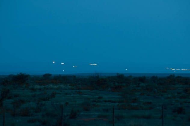 Foto: Jody WissingLugar 8. Luces errantes de MartaComo su nombre indica, estas luces se pueden ver con mayor frecuencia en el área de la ciudad de Marfa en Texas (Marfa, Texas). Los residentes de Marfa se han acostumbrado durante mucho tiempo a estas exhibiciones de luz, y muchos de los estadounidenses incluso creen que son fantasmas amigables. Puede ver las misteriosas luces en cualquier momento del día, incluido el día, pero desde 2003, para los turistas, esto solo es posible en un momento establecido por separado para la observación. Se dice que las luces errantes de Marta se vieron aquí en la época de los primeros vaqueros que pastaban sus rebaños en las praderas salvajes del oeste.Los escépticos creen que el misterioso fenómeno óptico tiene que ver con los faros de los autos que pasan por una carretera local o con las linternas que se usan en los campamentos en los alrededores de la ciudad. Otros creen que este fenómeno de la luz puede explicarse por las fluctuaciones periódicas de temperatura típicas de Marta y la reacción de la atmósfera a ellas, ya que esta ciudad se encuentra a 1.429 metros sobre el nivel del mar. Según esta teoría, el aire caliente y frío reflejan la luz de diferentes Fuentes de tal manera que parece que son luces móviles.