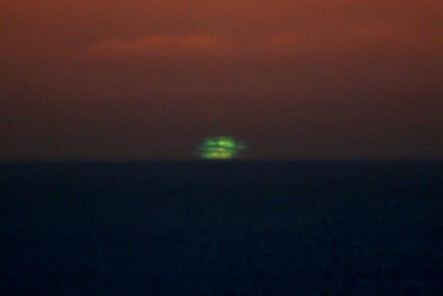 Foto: Brocken Inaglory3º lugar. Rayo verdeEste fenómeno se puede ver en algún momento al atardecer o al amanecer, cuando aparece un brillo verde alrededor del sol o más a menudo sobre él, con un efecto que recuerda a fatu-Morgan. Es más fácil ver este rayo durante las observaciones del sol cerca del agua, siempre que haya suficiente aire limpio. Ocasionalmente, este Flash se tiñe de azul en lugar del verde más frecuente.