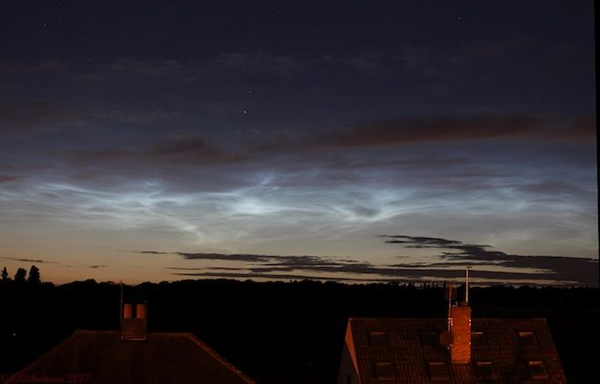 El 15 de junio de doctor sadie robertson fotografió plateados завитушки en Хартфордшире (Великобитания).

© SandyR | Spaceweather.com
Traducido del servicio de «Yandex.Traductor»