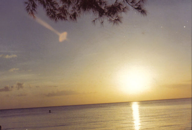 The glare from the Sun in the photo, found on the landscape shots in Miami (Florida), the seventies.
Translated by «Yandex.Translator»