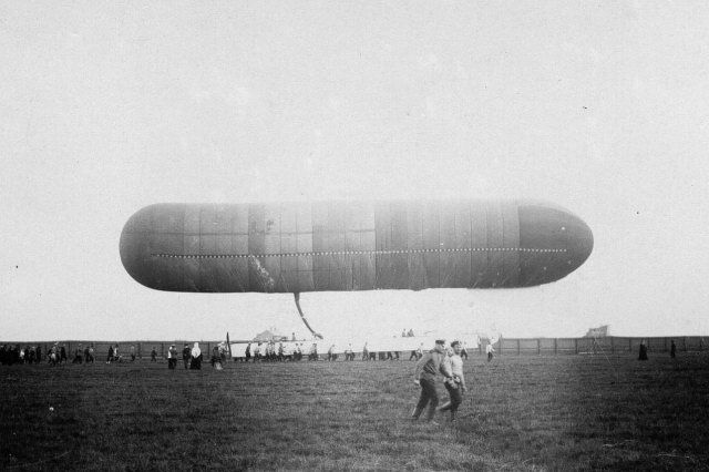 The first airship Imperial Russia "Training" (built in Russia in 1908).
The volume of the shell of 2,000 cu. m, length 40 m, diameter 6.6 m, max. speed of 21 km/h.
Translated by «Yandex.Translator»