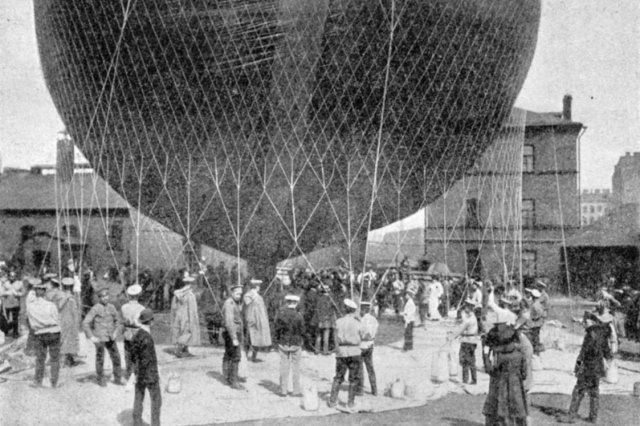 The rise of military spherical balloon, the amount of 1.200-1.500 cubic meters.
The shell was made of varnished silk or rubberized fabric, which is filled with illuminating gas or hydrogen.
Photo from "Library of Aeronautics" - St. Petersburg, 1910.
Translated by «Yandex.Translator»