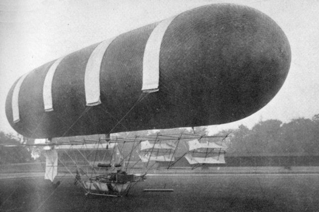 El primer dirigible inglés "Nulli Secundus" ("a Nadie que no cede").
La aeronave se estrelló en el primer vuelo, celebrada el 10 de septiembre de 1907
Traducido del servicio de «Yandex.Traductor»