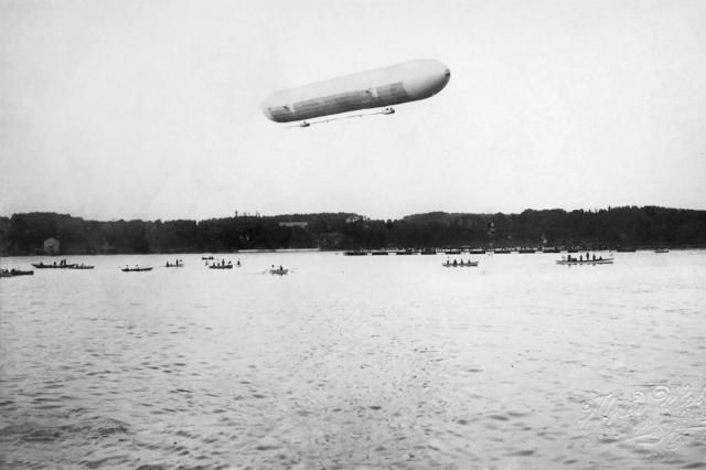 El despegue de la aeronave LZ-1, en el lago constanza.
El volumen de la aeronave 11.300 metros cúbicos, longitud de 128 m, un diámetro de 12 m, la velocidad de 28 km/h.
Traducido del servicio de «Yandex.Traductor»