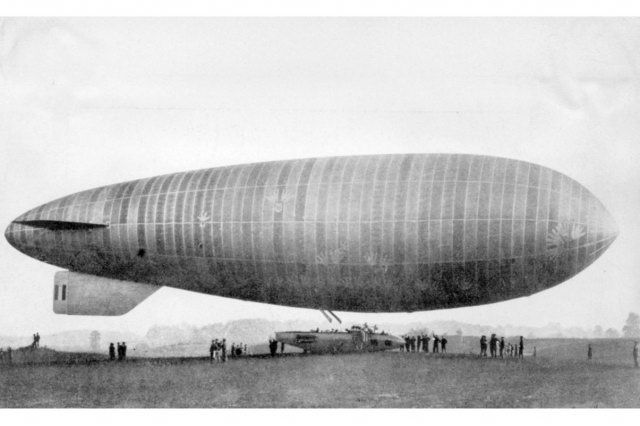 American soft airship E-1. 1918
The amount to 2,700 cubic meters, a length of 49 m, diameter 10 m, max. speed 90 km/h.
The DKBA archive "Album of the pictures in Aeronautics"
Translated by «Yandex.Translator»