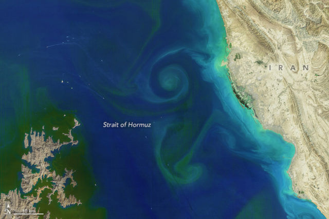 El 6 de octubre con la ayuda de la herramienta de OLI en el satélite Landsat 8 se obtuvo esta imagen volutas de fitoplancton en el estrecho de ormuz.

La NASA
Traducido del servicio de «Yandex.Traductor»