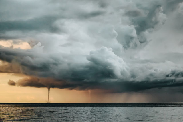 In this illustration, a well-visible link of a tornado cloud. © Andris Sprogis / shutterstock.com
Translated by «Yandex.Translator»