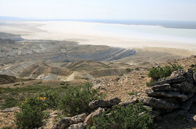 Ustyurt

The area of this desert plateau, located between the Mangyshlak and the Gulf of Kara-Bogaz-Gol, is about 200 thousand sq. km. Is one of the most unexplored areas on the planet.

On the plateau meet the mysterious "boom" - stone constructions up to a height of 80 cm But they can be seen only from the air, as they have enormous dimensions: 800-900 m long and 400-600 wide. They were discovered only in 1986, when carried out at the sky. Curiously, all arrows oriented in the North-East.

Also near the arrows, you can see stone small pyramids and statues of animals, like a huge turtle. Curiously, all these structures originated in the desert many centuries before the appearance in these parts of the first settlements. Who made them?
Translated by «Yandex.Translator»