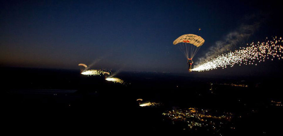 Los paracaidistas americanos lanzaron fuegos artificiales durante el salto
Traducido del servicio de «Yandex.Traductor»