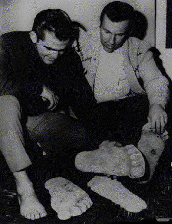 Roger Patterson and Bob Gimlin over plaster casts of footprints of the creature.
Translated by «Yandex.Translator»