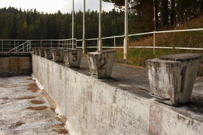 Abandoned Olympic swimming pool in 1952
Translated by «Yandex.Translator»