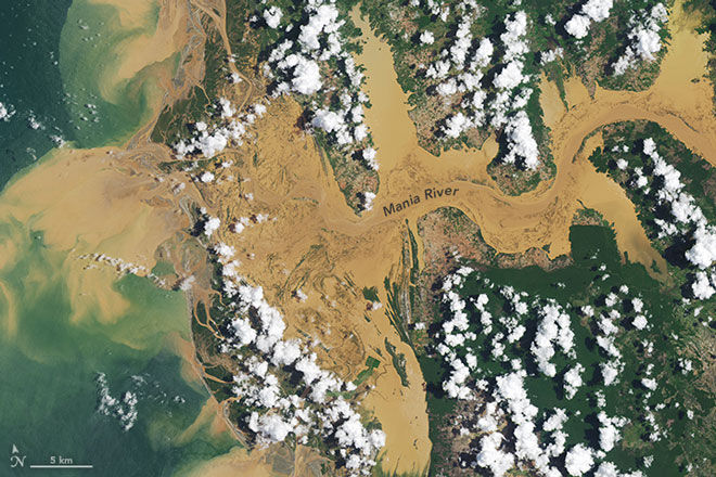 "Landsat-8" passed over Madagascar on 20 January 2015. Conditions along the river Mania was such that clouds formed over land and not over water.
Translated by «Yandex.Translator»