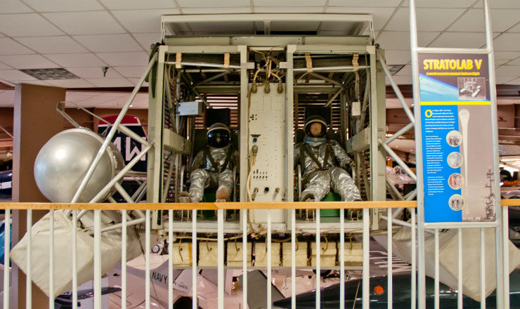 Стратолабская la góndola en el museo Nacional de aviación naval, nas pensacola, florida

El 4 de mayo de 1961, el comandante de malcolm ross, y el teniente víctor prater establecido un récord de altura de 113 740 pies en el vuelo, se ejecuta desde el portaaviones USS Antietam (CVS-36). Ross y prater se levantaron en la ciudad más grande del globo, se usa para una misión tripulada a ese momento.
Traducido del servicio de «Yandex.Traductor»