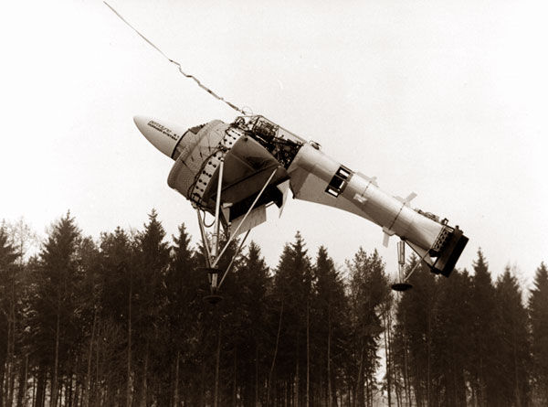 AERODYNE
Wingless Vertical Take-off AircraftUn estudio experimental del principio Aerodyne encargado por el Ministerio Federal de defensa de Alemania. Según AM Lippisch, el Aerodyne es un avión no tripulado sin alas con despegue vertical. Las pruebas de la planta experimental Aerodyne E1 se completaron con éxito el 30 de noviembre de 1972.