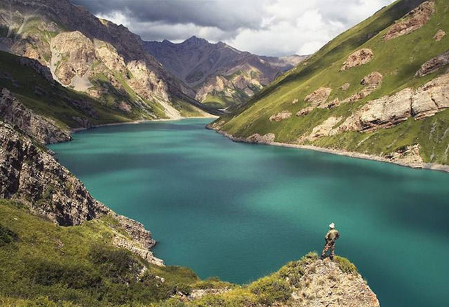 Coca-Col

En este lago, en el territorio de Жамбылской materia de agua siempre es de hielo y transparente, y su nivel de siempre sigue siendo el mismo. Pero de vez en cuando en la superficie de la laguna se puede observar la ampliación de embudo, que incluso всасывают en sí mismo flotando cerca de los objetos.

Los aborígenes creen que el lago бездонно y en él habita el espíritu de agua Айдахаре, que a veces утаскивает los que entran en el abrevadero de animales y de aves acuáticas – que le sirven poder alimentarnos. Algunos aseguran que han escuchado, como de la masa de agua se oye un silbido y un gruñido, издаваемое submarino monstruo.

Mientras tanto, los científicos son de la opinión de que bajo un lago se encuentran las cuevas submarinas, y "terribles" sonidos causados por procesos geológicos naturales, y no salen de su boca, un misterioso monstruo...
Traducido del servicio de «Yandex.Traductor»