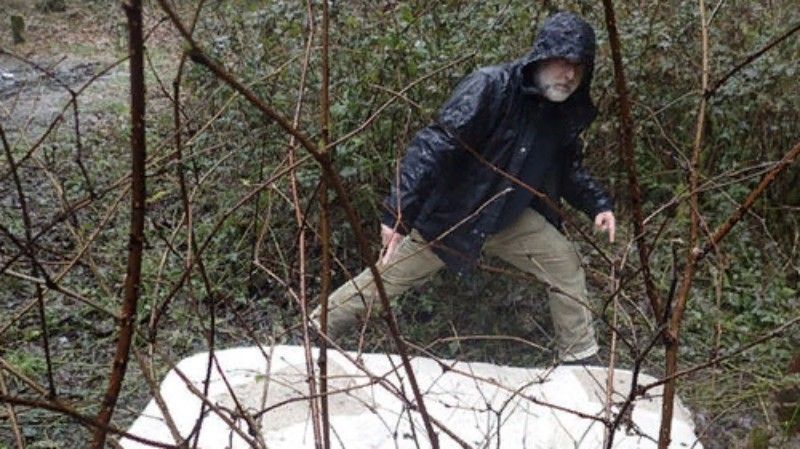 Cliff Баракман (Cliff Barackman) en el fondo del colchón con las huellas de la
Traducido del servicio de «Yandex.Traductor»