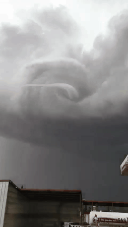 La formación de un tornado desde la nube
Traducido del servicio de «Yandex.Traductor»