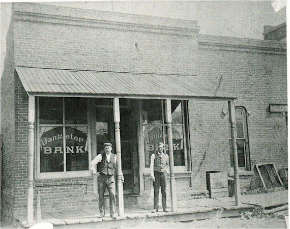 Bank building in van Meter in 1903
Translated by «Yandex.Translator»