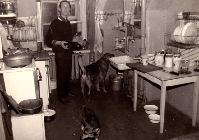 Vitaly Vinogradov en la cocina del ático de los artistas