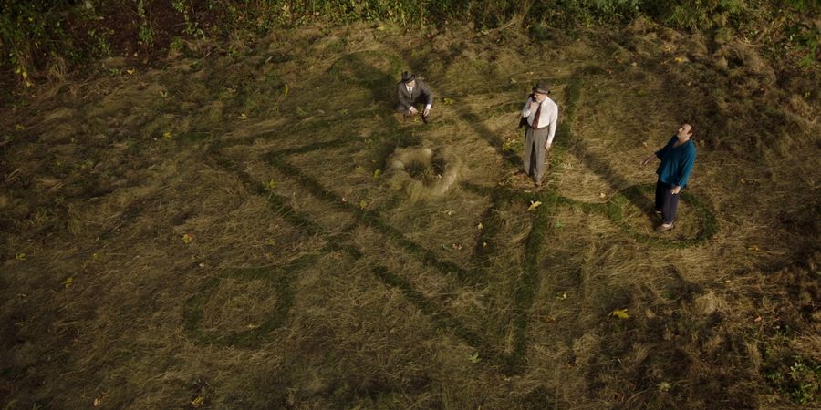 The figure on the ground in the form of three-pointed tetraxis
Translated by «Yandex.Translator»