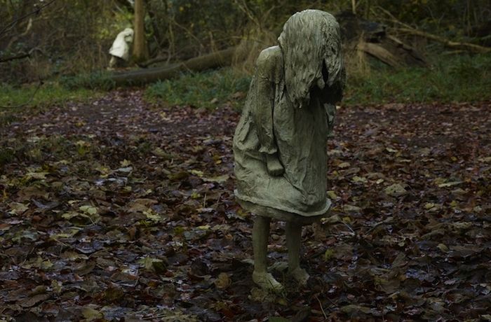 Sculptor Laura Ford is a native of Cardiff, Wales. The project Weeping Girls were done by Laura for the Scottish amusement Park Jupiter Artland - five sculptures installed in five different places of the Park, among the thickets and dense shrubs. "Girls are asking to be found", - this is the overall concept of the installation in the head immediately pop up a kink to the most nightmarish of Japanese horror.
Translated by «Yandex.Translator»