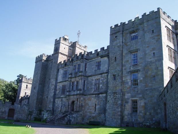 Castle Chillingham

Located near the borders with Scotland, the castle has long become a popular place among the already mentioned researchers. Because here dwells a pretty stable 3 Ghost. Blue boy – the son of one of the owners of the castle, which was bricked up in the wall. Tormentor sage, executed for sophisticated murder. And one lady Mary, who died out of grief from the fact that her husband left her for her sister. All the ghosts appear regularly, even in the photo marked.
Translated by «Yandex.Translator»