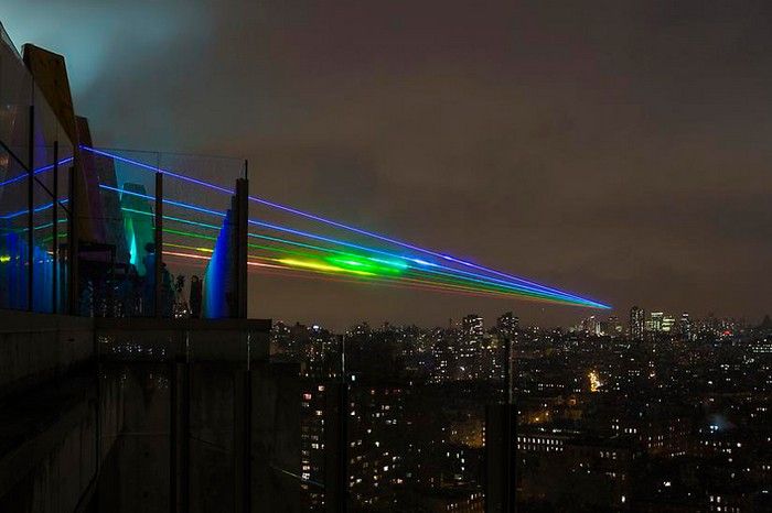 Global rainbow, after the storm — 56 kilometros de láser de instalación en la ciudad de nueva york. Ella existió solo en tres de la tarde del 27 al 29 de noviembre del año 2012. 
Traducido del servicio de «Yandex.Traductor»