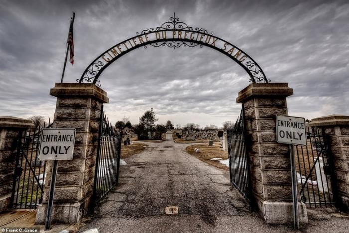 La entrada en el cementerio de Precious Blood Cemetery en la ciudad de Вунсокет, Rhode island (estados unidos).
Traducido del servicio de «Yandex.Traductor»