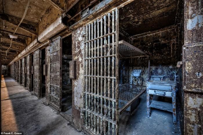 Мэнсфилдская prisión de Ohio State Reformatory)

 
Traducido del servicio de «Yandex.Traductor»