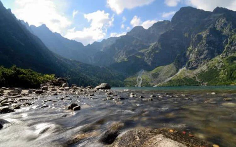 In the anomalous zone on Mount Aragats, water flows upwards